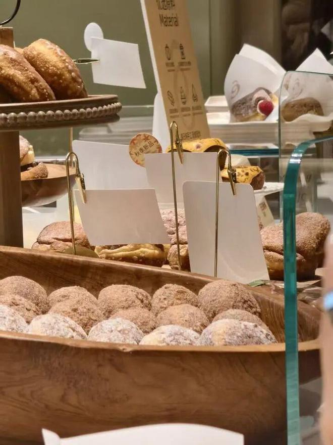 拖着箱子就冲进去排队2小时还不一定买得到！杭州人又看懵了……(图10)