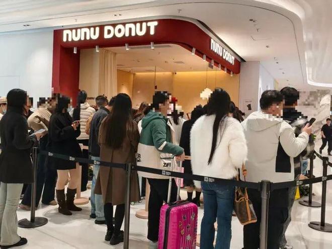 拖着箱子就冲进去排队2小时还不一定买得到！杭州人又看懵了……(图2)