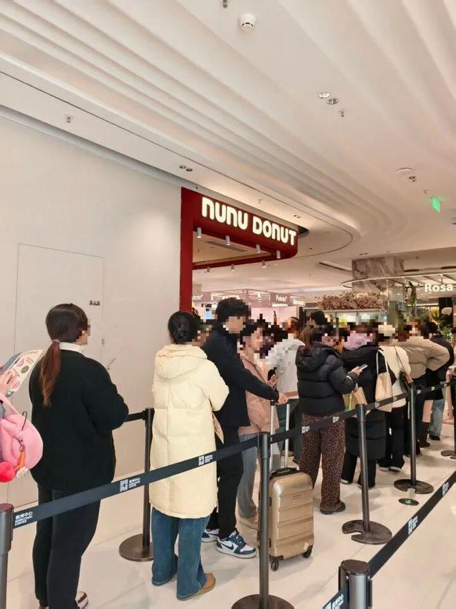 拖着箱子就冲进去排队2小时还不一定买得到！杭州人又看懵了……(图3)