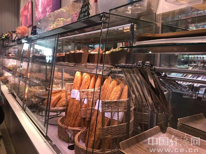 黄牛加价排队5小时！二三十块一个面包贵不贵？(图2)