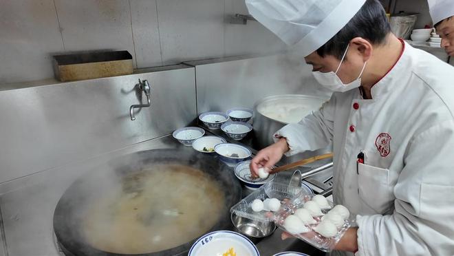 日销2000盒!南京西路上排起长队……上海阿姨:就认这个味道!(图2)