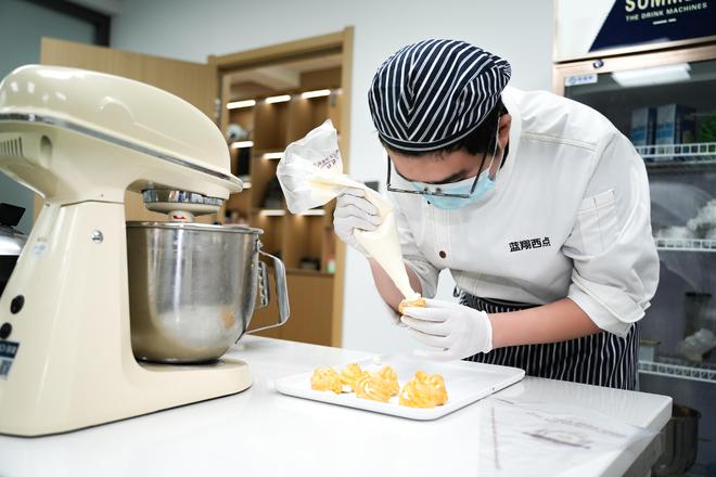 学西点选蓝翔用匠心烘焙好未来(图3)