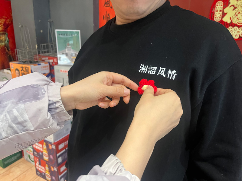 “一朵小红花”串联商居邻里情(图1)