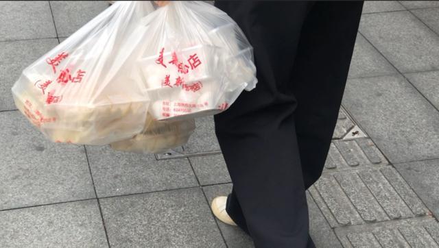 上海人冬至吃啥?从汤团馄饨年糕到蹄髈冬至仪式感正慢慢淡化(图1)