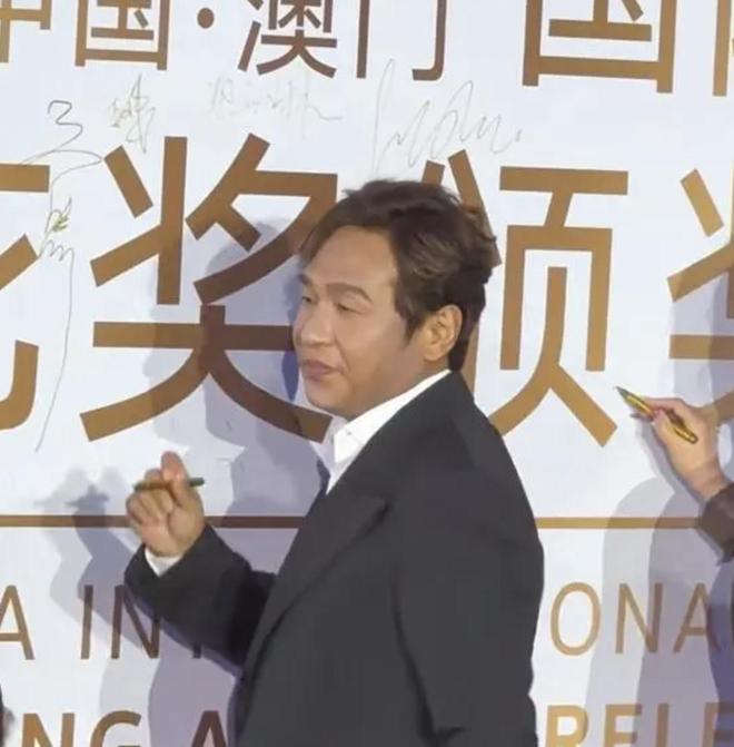 成名后抛弃原配转身娶女粉丝宋小宝再也藏不住早就变了的面相(图18)