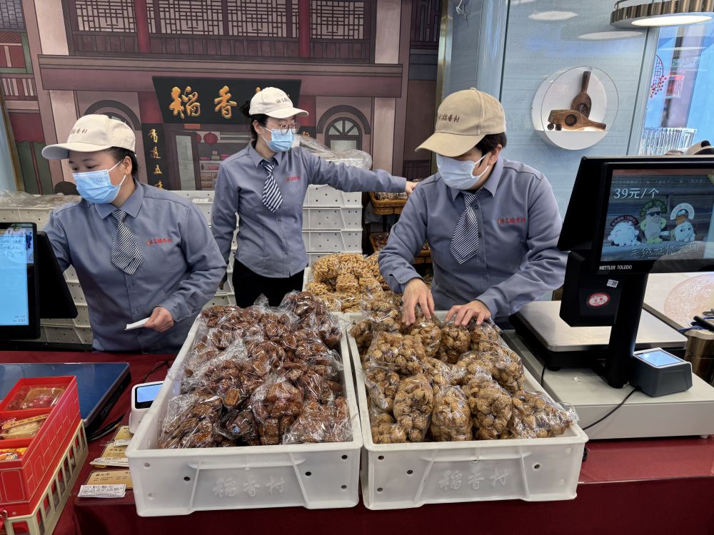 新春走基层·一线直击打卡北京隆福寺：一篮年货喜乐相伴(图1)