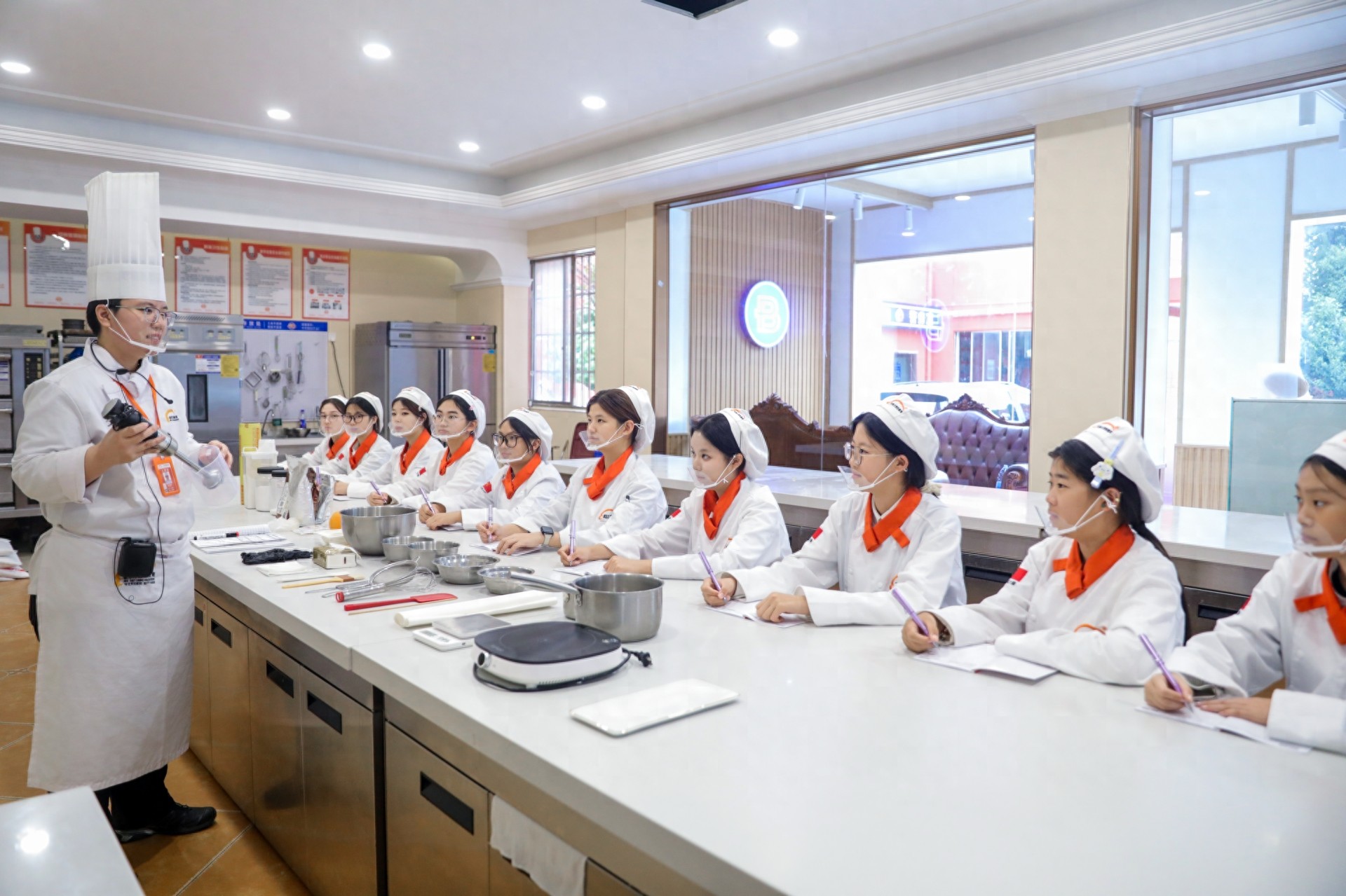 讲讲短期西点学校要多少费用如何选择靠谱学校(图1)