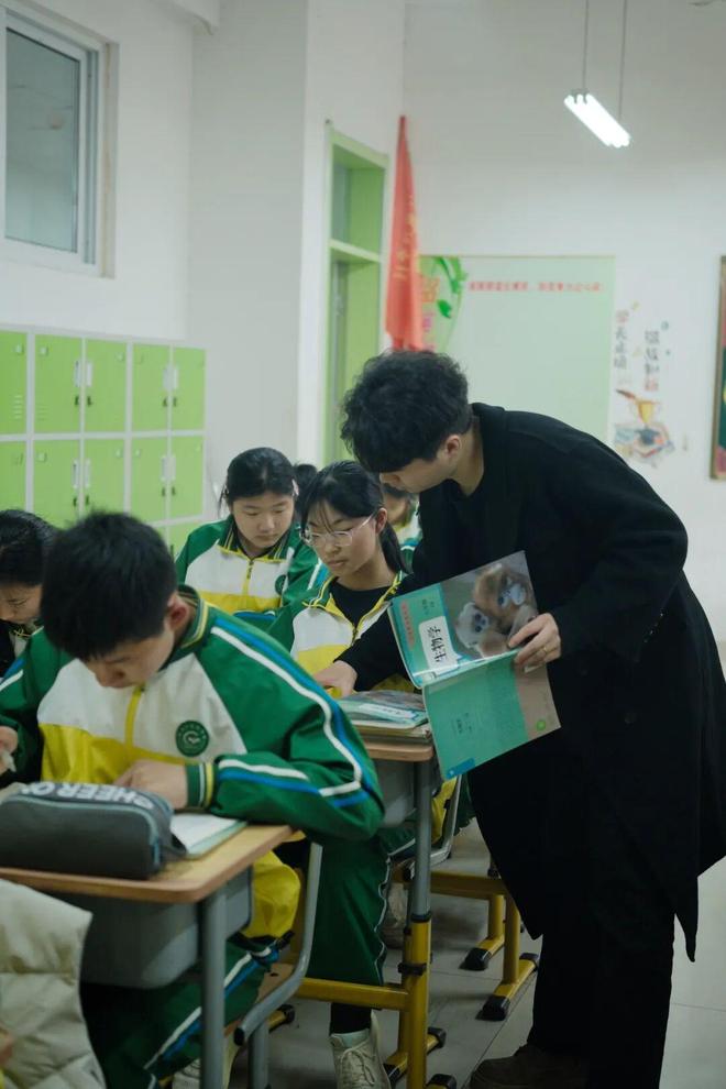 【冠县外国语学校】感恩锦旗寄心意携手成长向未来(图1)